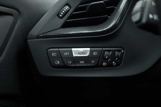 BMW 1-SERIE 120i | CarPlay | Navi | PDC V+A | Stoel-Stuurver. | Cruise