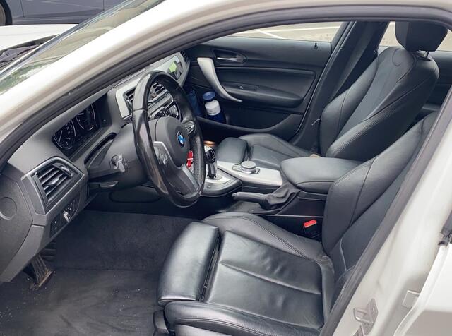 BMW 1-SERIE 118i High Exe. M Sport / Schuifdak / Camera / Leder / 18'' / Navigatie / Sportstoelen / Stoelverwarming / DAB / Cruise Control