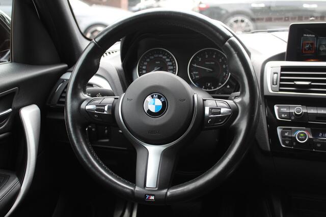 BMW 1-SERIE 118i High Exe. M Sport / Schuifdak / Camera / Leder / 18'' / Navigatie / Sportstoelen / Stoelverwarming / DAB / Cruise Control