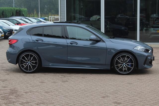 BMW 1-SERIE 118i High Exe. M Sport / Servicecontract 5jaar / Panoramadak / Head-up / Lederen Kuipstoelen / Keyless / Virtual Cockpit / Navigatie / Cruise Control