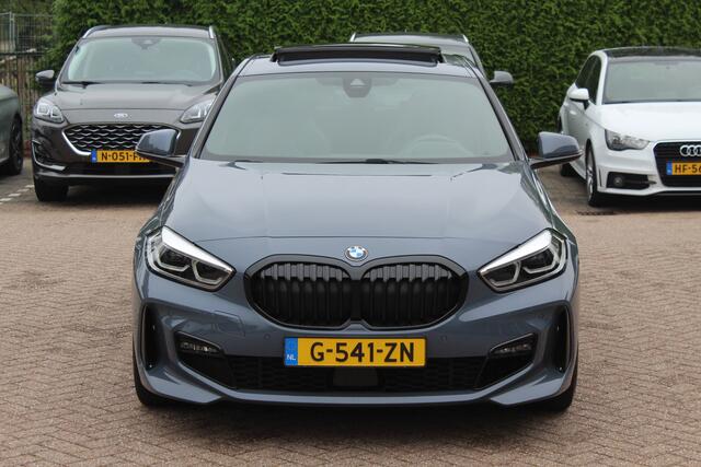 BMW 1-SERIE 118i High Exe. M Sport / Servicecontract 5jaar / Panoramadak / Head-up / Lederen Kuipstoelen / Keyless / Virtual Cockpit / Navigatie / Cruise Control
