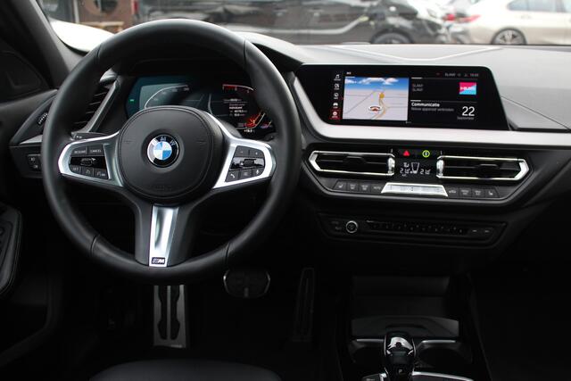 BMW 1-SERIE 118i High Exe. M Sport / Servicecontract 5jaar / Panoramadak / Head-up / Lederen Kuipstoelen / Keyless / Virtual Cockpit / Navigatie / Cruise Control