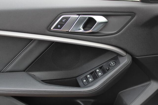 BMW 1-SERIE 118i High Exe. M Sport / Servicecontract 5jaar / Panoramadak / Head-up / Lederen Kuipstoelen / Keyless / Virtual Cockpit / Navigatie / Cruise Control