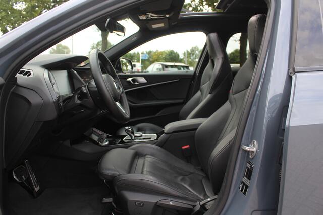 BMW 1-SERIE 118i High Exe. M Sport / Servicecontract 5jaar / Panoramadak / Head-up / Lederen Kuipstoelen / Keyless / Virtual Cockpit / Navigatie / Cruise Control