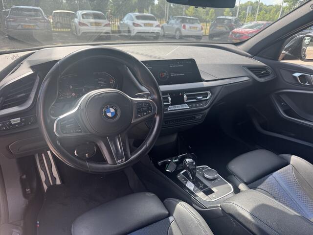 BMW 1-SERIE 118i Executive Ed. M Sport / Navigatie / Half leder / 19'' / Sportstoelen / Blackpack / Dakspoiler / Stoelverwarming / Cruise Control / Getint glas