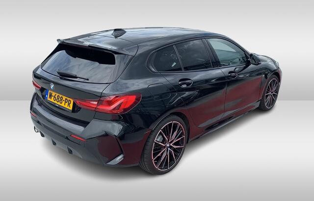 BMW 1-SERIE 118i Executive Ed. M Sport / Navigatie / Half leder / 19'' / Sportstoelen / Blackpack / Dakspoiler / Stoelverwarming / Cruise Control / Getint glas