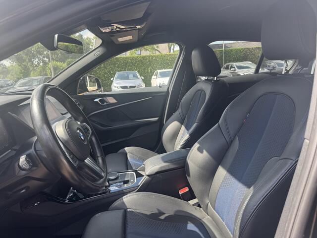 BMW 1-SERIE 118i Executive Ed. M Sport / Navigatie / Half leder / 19'' / Sportstoelen / Blackpack / Dakspoiler / Stoelverwarming / Cruise Control / Getint glas