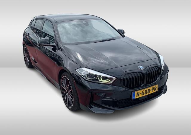 BMW 1-SERIE 118i Executive Ed. M Sport / Navigatie / Half leder / 19'' / Sportstoelen / Blackpack / Dakspoiler / Stoelverwarming / Cruise Control / Getint glas