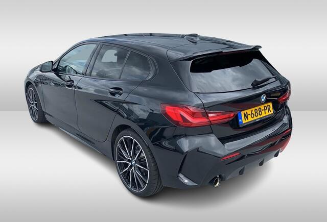 BMW 1-SERIE 118i Executive Ed. M Sport / Navigatie / Half leder / 19'' / Sportstoelen / Blackpack / Dakspoiler / Stoelverwarming / Cruise Control / Getint glas
