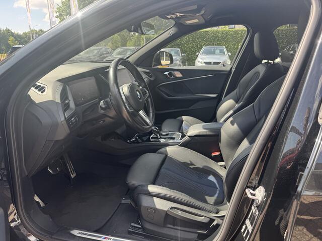 BMW 1-SERIE 118i Executive Ed. M Sport / Navigatie / Half leder / 19'' / Sportstoelen / Blackpack / Dakspoiler / Stoelverwarming / Cruise Control / Getint glas