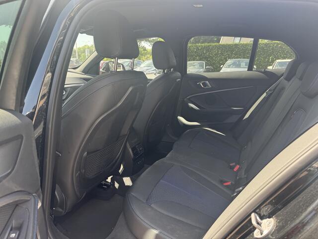 BMW 1-SERIE 118i Executive Ed. M Sport / Navigatie / Half leder / 19'' / Sportstoelen / Blackpack / Dakspoiler / Stoelverwarming / Cruise Control / Getint glas