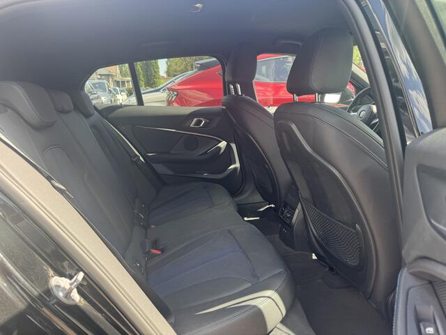 BMW 1-SERIE 118i Executive Ed. M Sport / Navigatie / Half leder / 19'' / Sportstoelen / Blackpack / Dakspoiler / Stoelverwarming / Cruise Control / Getint glas
