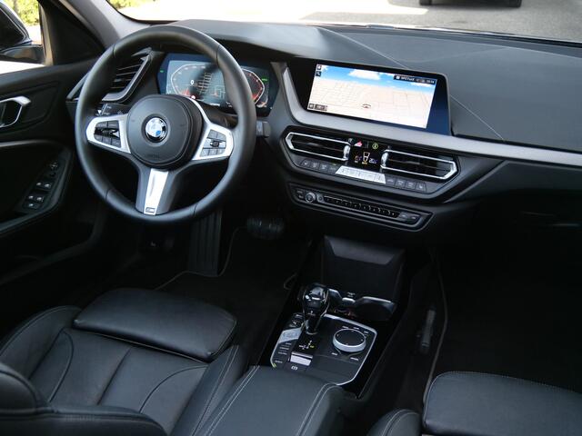 BMW 1-SERIE 118i High Executive Edition Leder / Schuifdak / Apple Carplay / Sportstoel