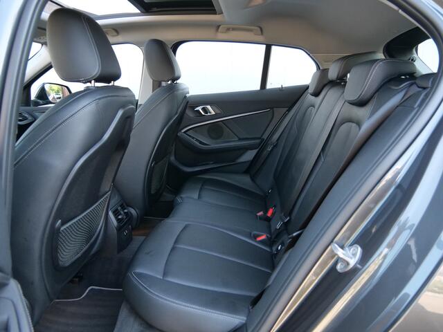 BMW 1-SERIE 118i High Executive Edition Leder / Schuifdak / Apple Carplay / Sportstoel