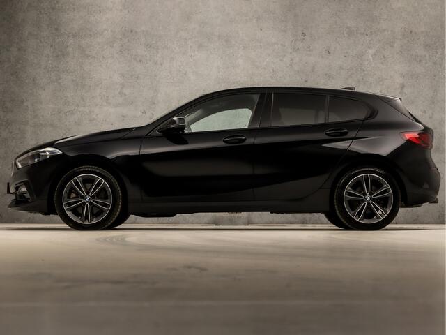 BMW 1-SERIE 118i Sportline Automaat (APPLE CARPLAY, GROOT NAVI, CLIMATE, GETINT GLAS, LEDER, SPORTSTOELEN, CRUISE, PARKEERSENSOREN, NIEUWE APK, NIEUWSTAAT)
