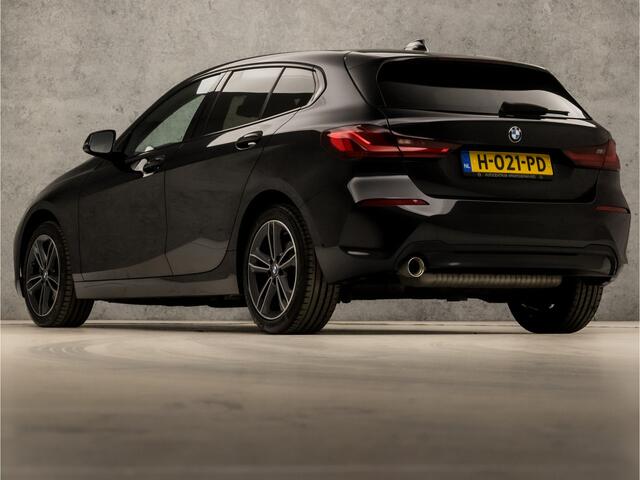 BMW 1-SERIE 118i Sportline Automaat (APPLE CARPLAY, GROOT NAVI, CLIMATE, GETINT GLAS, LEDER, SPORTSTOELEN, CRUISE, PARKEERSENSOREN, NIEUWE APK, NIEUWSTAAT)