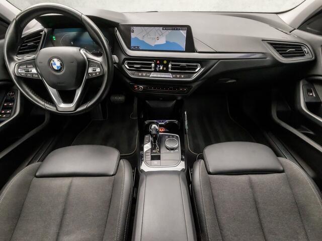 BMW 1-SERIE 118i Sportline Automaat (APPLE CARPLAY, GROOT NAVI, CLIMATE, GETINT GLAS, LEDER, SPORTSTOELEN, CRUISE, PARKEERSENSOREN, NIEUWE APK, NIEUWSTAAT)
