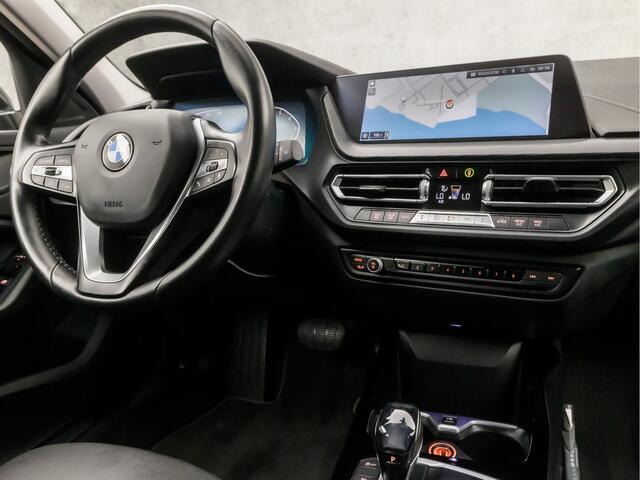 BMW 1-SERIE 118i Sportline Automaat (APPLE CARPLAY, GROOT NAVI, CLIMATE, GETINT GLAS, LEDER, SPORTSTOELEN, CRUISE, PARKEERSENSOREN, NIEUWE APK, NIEUWSTAAT)