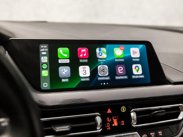 BMW 1-SERIE 118i Sportline Automaat (APPLE CARPLAY, GROOT NAVI, CLIMATE, GETINT GLAS, LEDER, SPORTSTOELEN, CRUISE, PARKEERSENSOREN, NIEUWE APK, NIEUWSTAAT)