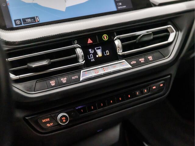 BMW 1-SERIE 118i Sportline Automaat (APPLE CARPLAY, GROOT NAVI, CLIMATE, GETINT GLAS, LEDER, SPORTSTOELEN, CRUISE, PARKEERSENSOREN, NIEUWE APK, NIEUWSTAAT)