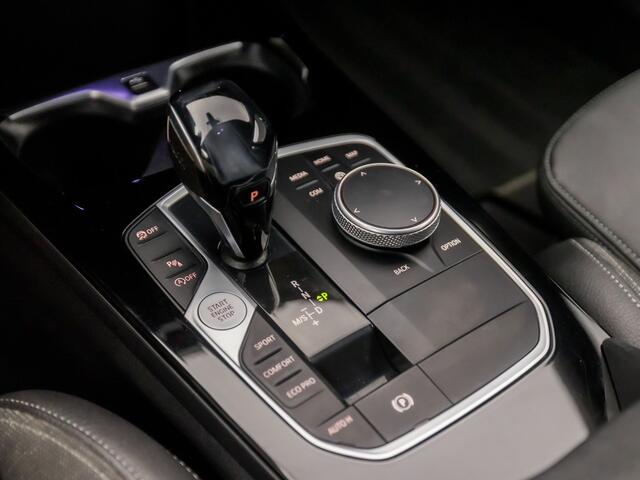 BMW 1-SERIE 118i Sportline Automaat (APPLE CARPLAY, GROOT NAVI, CLIMATE, GETINT GLAS, LEDER, SPORTSTOELEN, CRUISE, PARKEERSENSOREN, NIEUWE APK, NIEUWSTAAT)