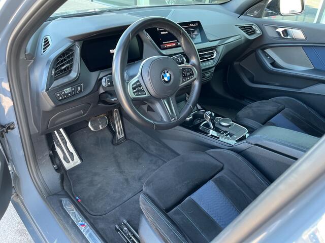 BMW 1-SERIE 118i High Executive / Head-up / Navi / App connect / Harman/kardon / Memory seat / Camera / Parkeersensoren V+A /