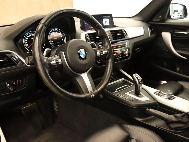BMW 1-SERIE 120i High Executive ORIGINEEL NEDERLANDSE AUTO - AFNEEMBARE TREKHAAK - TREKGEWICHT 1500 KG - 4 CILINDER MOTOR - M-PAKKET -ACHTERWIELAANDRIJVING - NAVIGATIE - ELEKTRISCH SCHUIFDAK - HARMAN/KARDON GELUIDSINSTALLATIE - VOORSTOELEN VERWARMD - 18 INCH LICHT M