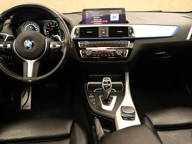 BMW 1-SERIE 120i High Executive ORIGINEEL NEDERLANDSE AUTO - AFNEEMBARE TREKHAAK - TREKGEWICHT 1500 KG - 4 CILINDER MOTOR - M-PAKKET -ACHTERWIELAANDRIJVING - NAVIGATIE - ELEKTRISCH SCHUIFDAK - HARMAN/KARDON GELUIDSINSTALLATIE - VOORSTOELEN VERWARMD - 18 INCH LICHT M