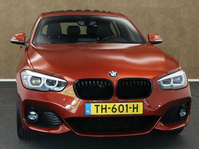 BMW 1-SERIE 120i High Executive ORIGINEEL NEDERLANDSE AUTO - AFNEEMBARE TREKHAAK - TREKGEWICHT 1500 KG - 4 CILINDER MOTOR - M-PAKKET -ACHTERWIELAANDRIJVING - NAVIGATIE - ELEKTRISCH SCHUIFDAK - HARMAN/KARDON GELUIDSINSTALLATIE - VOORSTOELEN VERWARMD - 18 INCH LICHT M