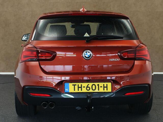 BMW 1-SERIE 120i High Executive ORIGINEEL NEDERLANDSE AUTO - AFNEEMBARE TREKHAAK - TREKGEWICHT 1500 KG - 4 CILINDER MOTOR - M-PAKKET -ACHTERWIELAANDRIJVING - NAVIGATIE - ELEKTRISCH SCHUIFDAK - HARMAN/KARDON GELUIDSINSTALLATIE - VOORSTOELEN VERWARMD - 18 INCH LICHT M