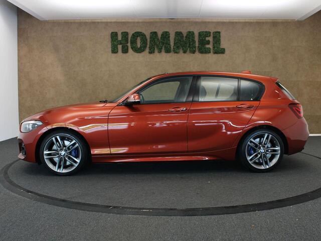 BMW 1-SERIE 120i High Executive ORIGINEEL NEDERLANDSE AUTO - AFNEEMBARE TREKHAAK - TREKGEWICHT 1500 KG - 4 CILINDER MOTOR - M-PAKKET -ACHTERWIELAANDRIJVING - NAVIGATIE - ELEKTRISCH SCHUIFDAK - HARMAN/KARDON GELUIDSINSTALLATIE - VOORSTOELEN VERWARMD - 18 INCH LICHT M