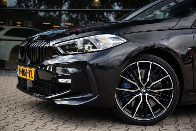 BMW 1-SERIE 120i Business Edition Plus , Pano dak, Achteruitrijcamera, Carplay,