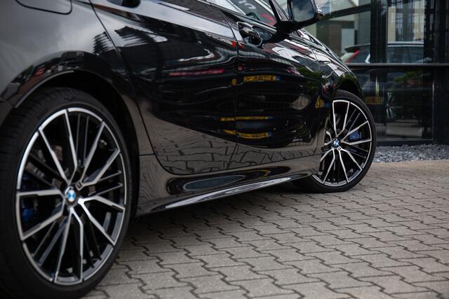 BMW 1-SERIE 120i Business Edition Plus , Pano dak, Achteruitrijcamera, Carplay,
