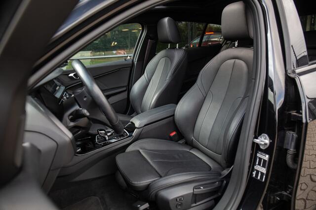 BMW 1-SERIE 120i Business Edition Plus , Pano dak, Achteruitrijcamera, Carplay,