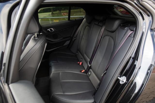 BMW 1-SERIE 120i Business Edition Plus , Pano dak, Achteruitrijcamera, Carplay,