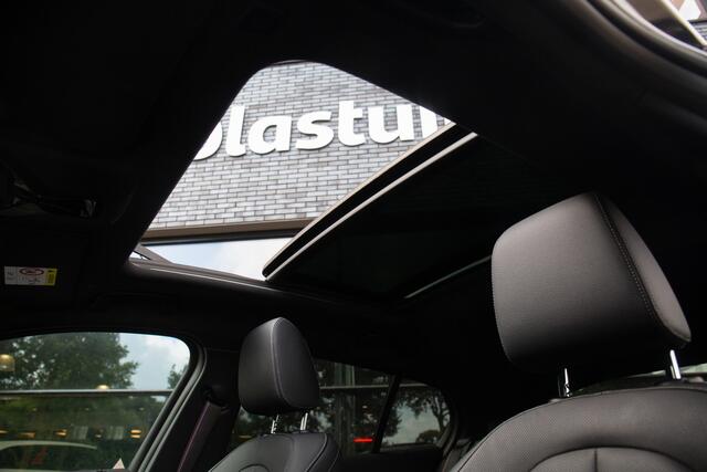 BMW 1-SERIE 120i Business Edition Plus , Pano dak, Achteruitrijcamera, Carplay,