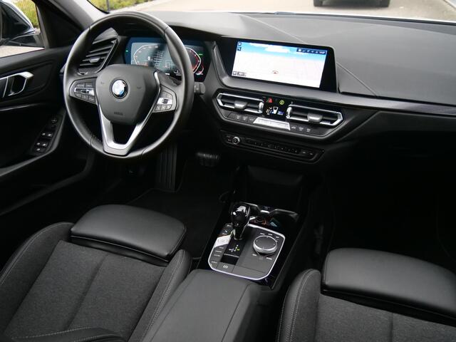 BMW 1-SERIE 118i Executive Edition 141 Pk Automaat Navigatie / Apple Carplay / DAB / PDC