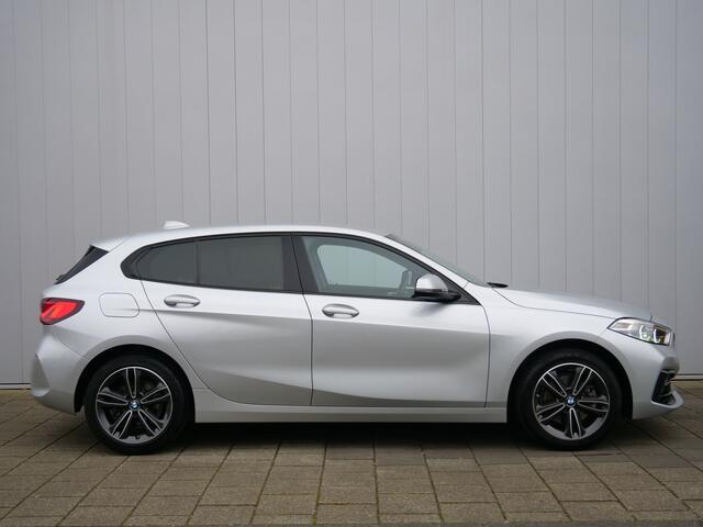 BMW 1-SERIE 118i Executive Edition 141 Pk Automaat Navigatie / Apple Carplay / DAB / PDC