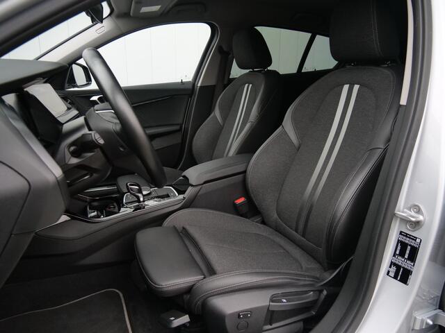BMW 1-SERIE 118i Executive Edition 141 Pk Automaat Navigatie / Apple Carplay / DAB / PDC
