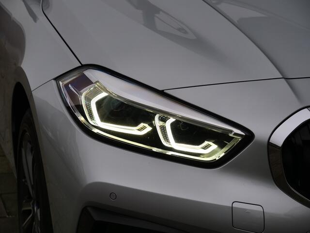 BMW 1-SERIE 118i Executive Edition 141 Pk Automaat Navigatie / Apple Carplay / DAB / PDC