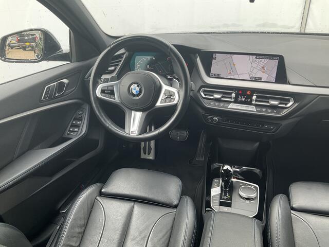 BMW 1-SERIE 118d Business M-Sport Trekhaak Leder Carplay Sfeerverl Led Voll.Onderhouden!