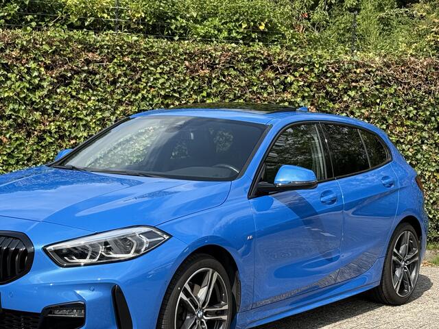 BMW 1-SERIE 118i Exe | M-Sport | Panorama | 18" | Stoelverw. | HiFi | Camera | Getint Glas