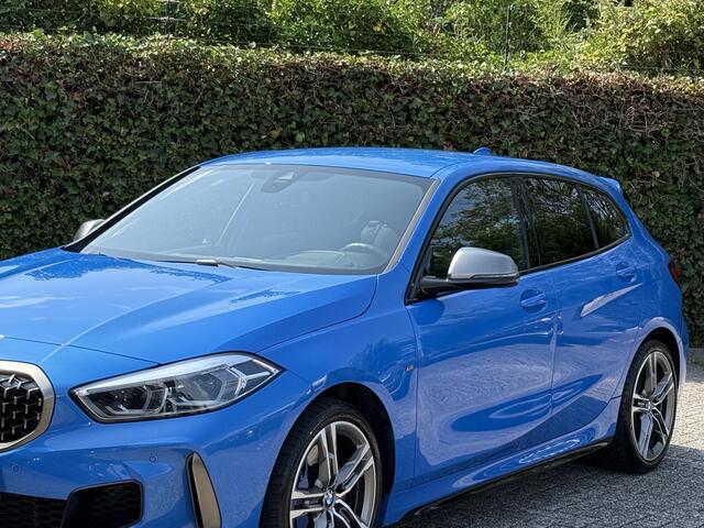 BMW 1-SERIE M135i xDrive | Head-Up | HiFi | M-Spoiler | PDC | Getint Glas | Shadow Line