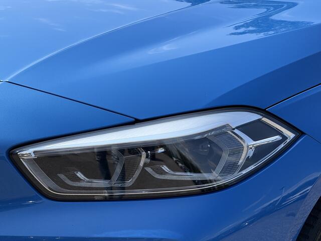 BMW 1-SERIE M135i xDrive | Head-Up | HiFi | M-Spoiler | PDC | Getint Glas | Shadow Line