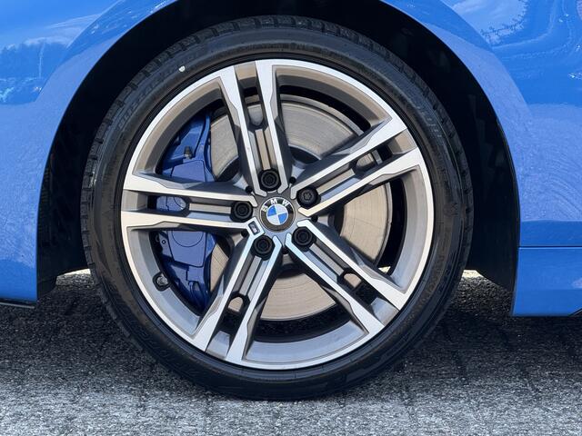 BMW 1-SERIE M135i xDrive | Head-Up | HiFi | M-Spoiler | PDC | Getint Glas | Shadow Line