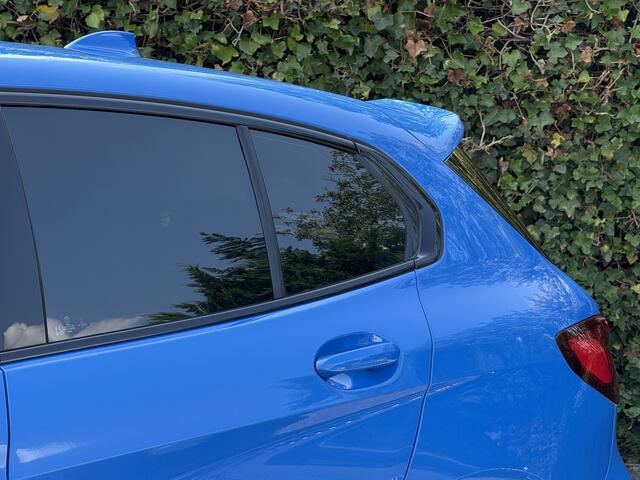 BMW 1-SERIE M135i xDrive | Head-Up | HiFi | M-Spoiler | PDC | Getint Glas | Shadow Line