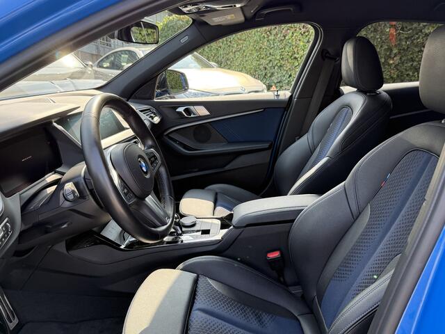 BMW 1-SERIE M135i xDrive | Head-Up | HiFi | M-Spoiler | PDC | Getint Glas | Shadow Line