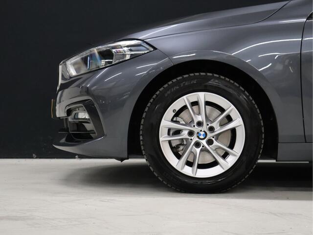 BMW 1-SERIE 118i Executive Edition [PDC V+A, APPLE CARPLAY, ANDROID AUTO, SFEERVERLICHTING, CRUISE CONTROL, NAVIGATIE, AUTOMATISCHE AIRCO, NIEUWSTAAT]