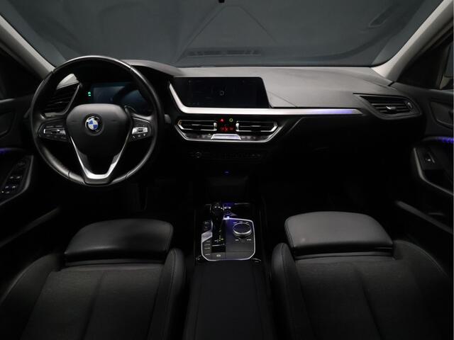 BMW 1-SERIE 118i Executive Edition [PDC V+A, APPLE CARPLAY, ANDROID AUTO, SFEERVERLICHTING, CRUISE CONTROL, NAVIGATIE, AUTOMATISCHE AIRCO, NIEUWSTAAT]