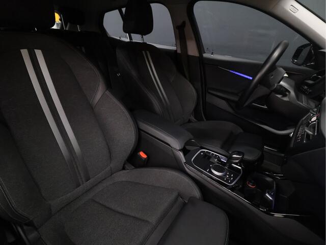 BMW 1-SERIE 118i Executive Edition [PDC V+A, APPLE CARPLAY, ANDROID AUTO, SFEERVERLICHTING, CRUISE CONTROL, NAVIGATIE, AUTOMATISCHE AIRCO, NIEUWSTAAT]